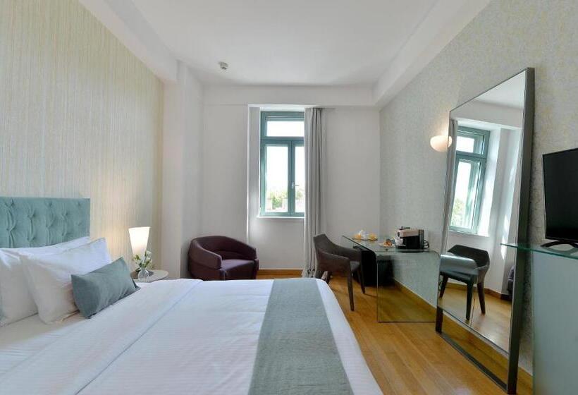 جناح جونيور, Athenaeum Eridanus Luxury