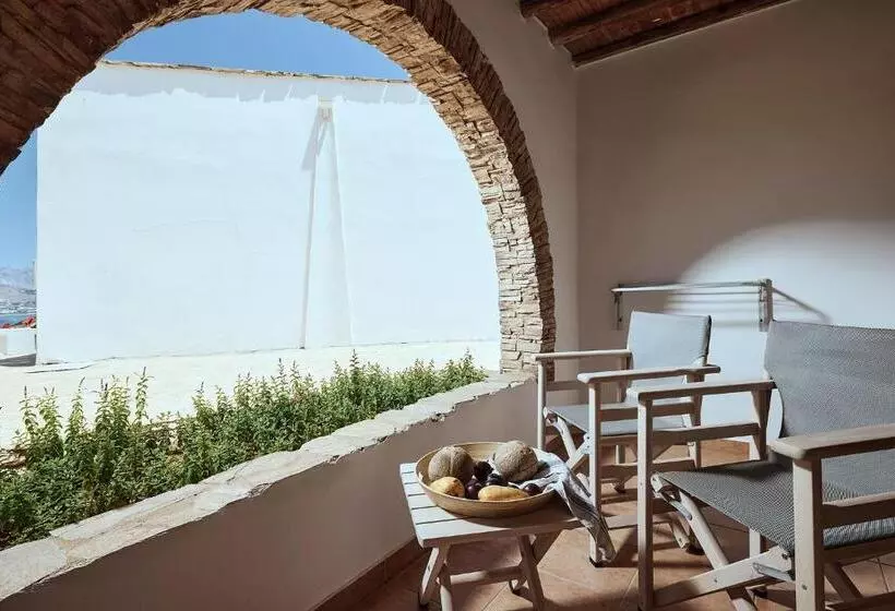 اتاق خانوادگی با چشم‌انداز جانبی دریا, Naxos Magic Village