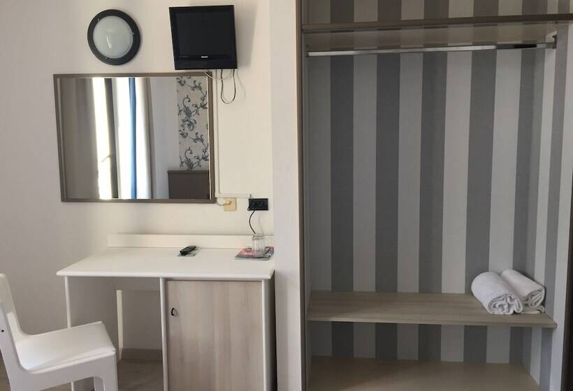 Номер Стандарт Вид на Озеро, Plaza