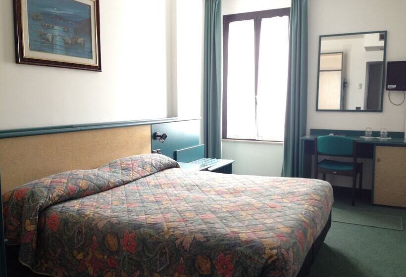 Номер Стандарт Вид на Озеро, Plaza