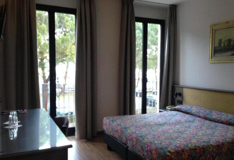 Номер Стандарт Вид на Озеро, Plaza