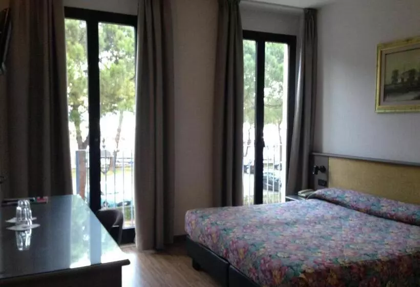 اتاق استاندارد با چشم‌انداز دریاچه, Plaza