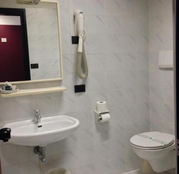 Номер Стандарт Вид на Озеро, Plaza