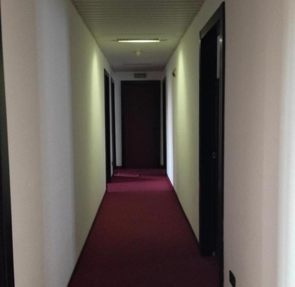 Номер Стандарт Вид на Озеро, Plaza