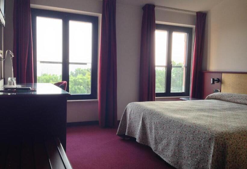 Номер Стандарт Вид на Озеро, Plaza