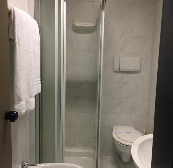 Номер Стандарт Вид на Озеро, Plaza