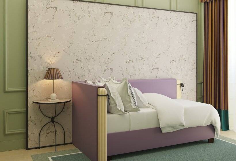 اتاق استاندارد یک نفره, Room Mate Isabella