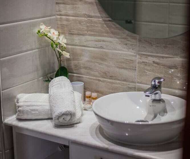 חדר סטנדרט, Sarantis