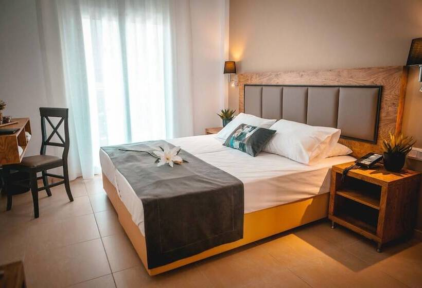 חדר סטנדרט, Sarantis