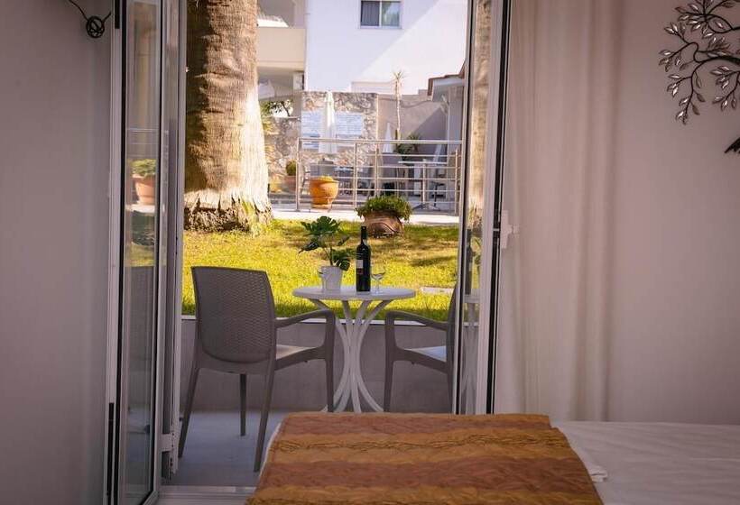 חדר סטנדרט, Sarantis