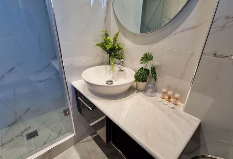 חדר סטנדרט לשלושה, Sarantis