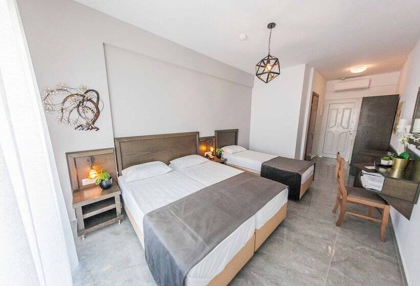 חדר סטנדרט לשלושה, Sarantis