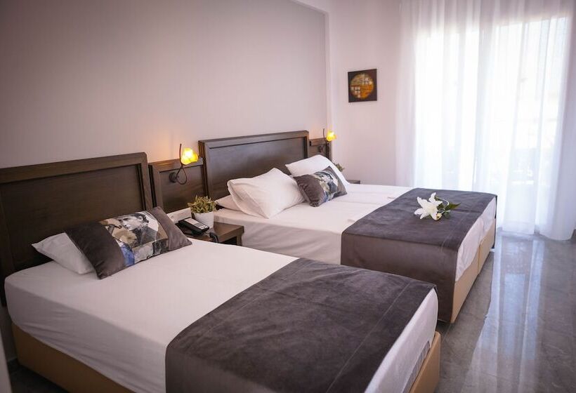 חדר סטנדרט לשלושה, Sarantis