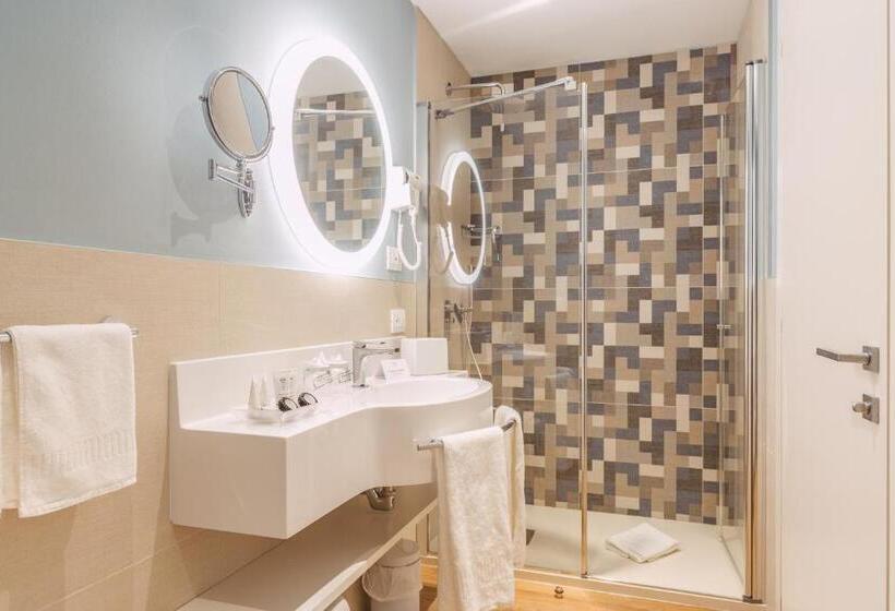 Superior room with lake view, Sky Pool Hotel Sole Garda