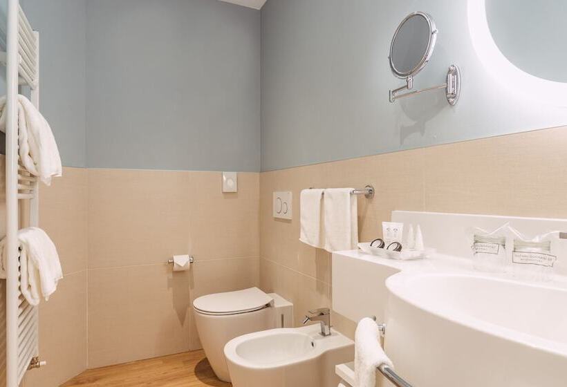 Superior room with lake view, Sky Pool Hotel Sole Garda