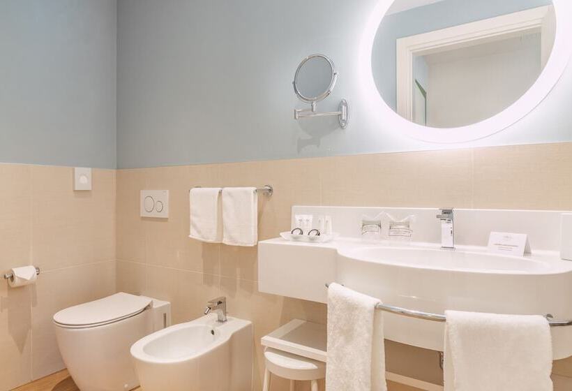 Superior room with lake view, Sky Pool Hotel Sole Garda