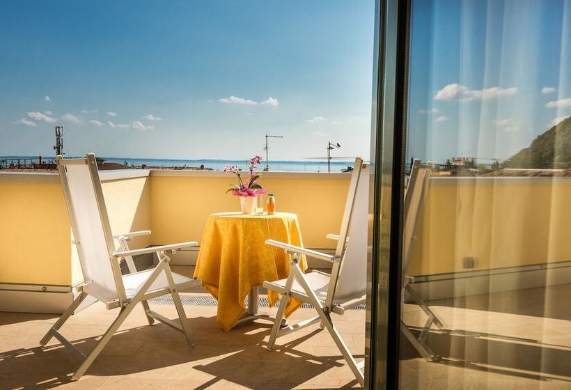 Superior room with lake view, Sky Pool Hotel Sole Garda