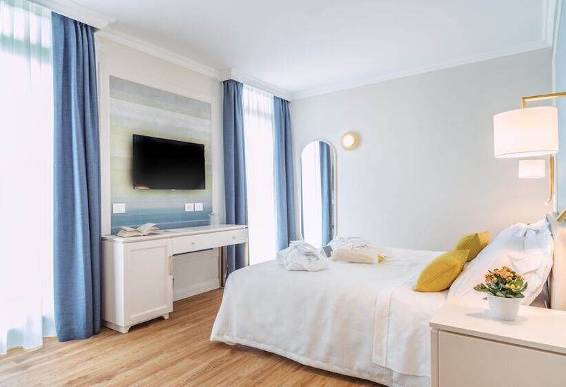 Superior room with lake view, Sky Pool Hotel Sole Garda