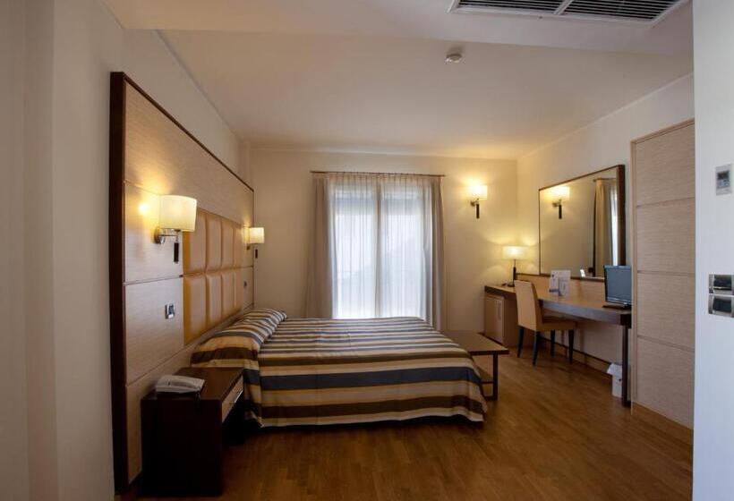 غرفة إدارية ثلاثية, Virgilio Grand