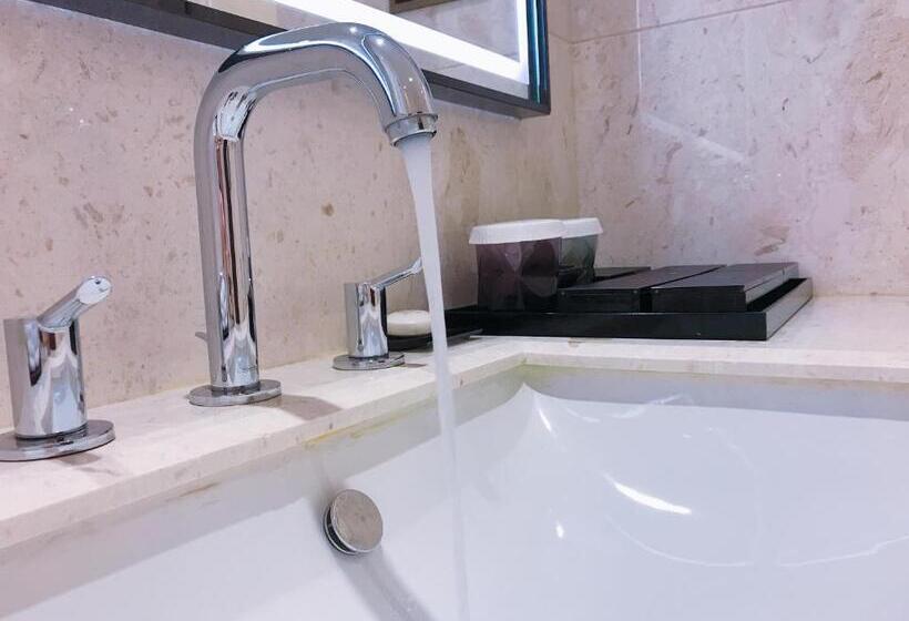 جناح ديلوكس, The Pearl Boutique