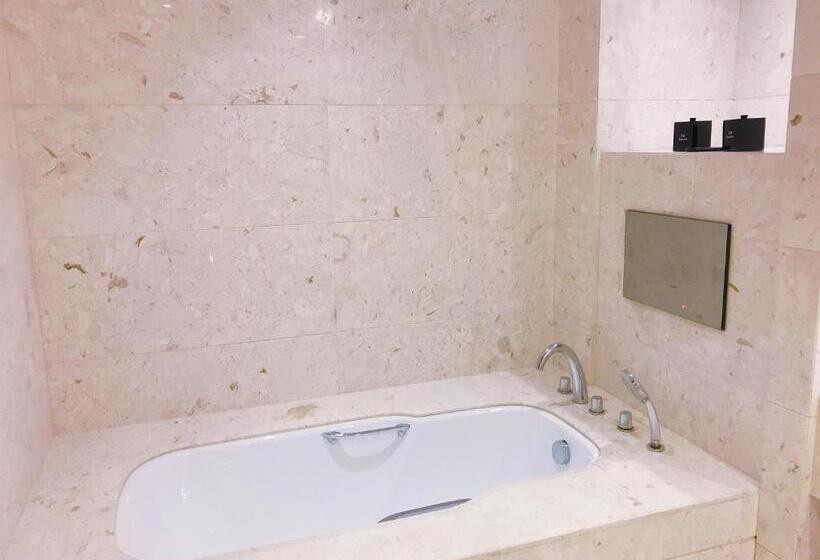 جناح ديلوكس, The Pearl Boutique