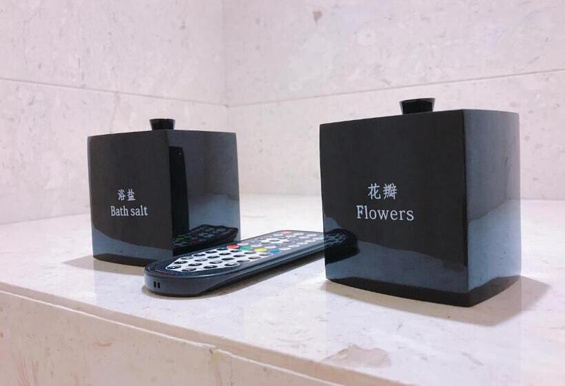 جناح ديلوكس, The Pearl Boutique