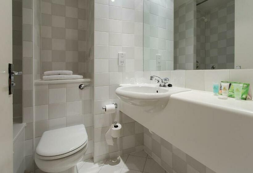 Номер Стандарт, Britannia  Leeds Bradford Airport