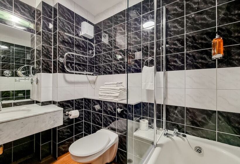 חדר משפחתי, Cedar Court Bradford