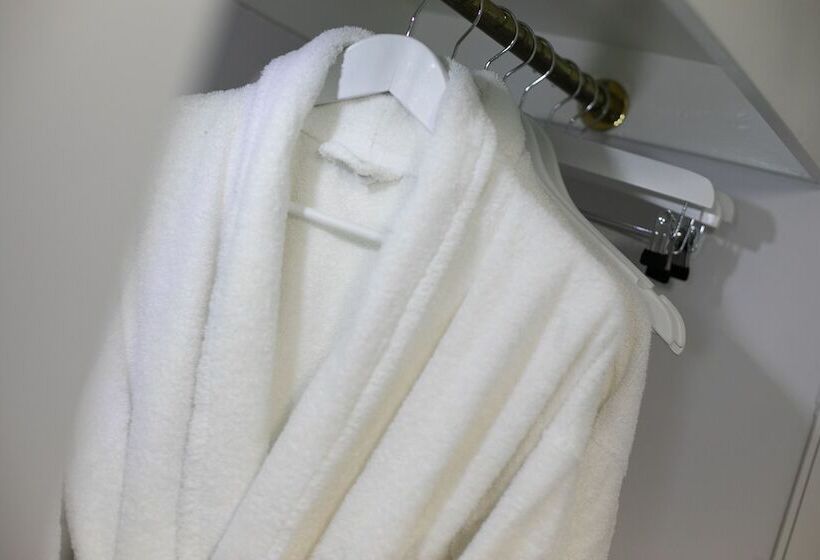 סוויטה, Cedar Court Bradford