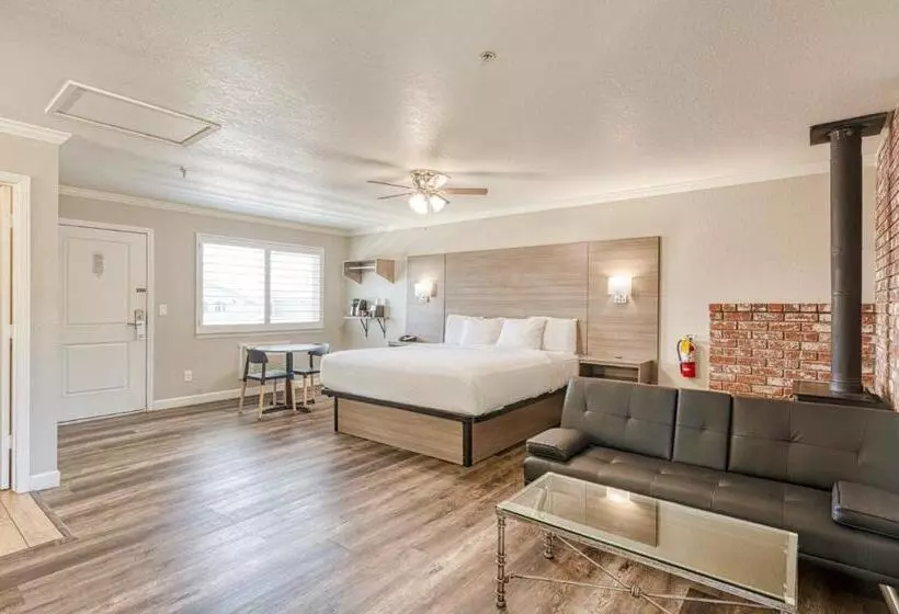 Deluxe Suite King Bed, Harbor House Inn