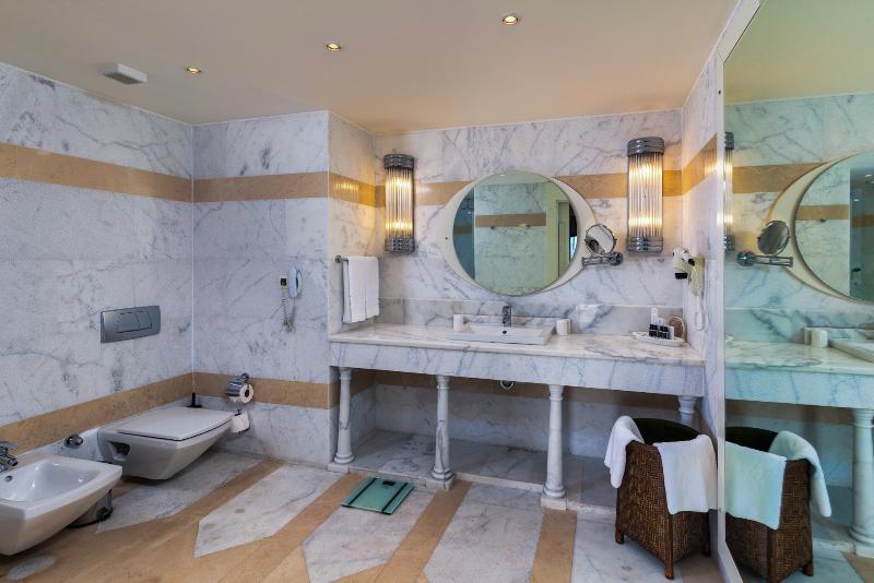 프리미엄 트리플 룸, The Reef Coco Beach