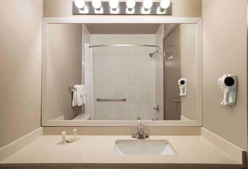 إستوديو قياسى, Days Inn By Wyndham Woodstock