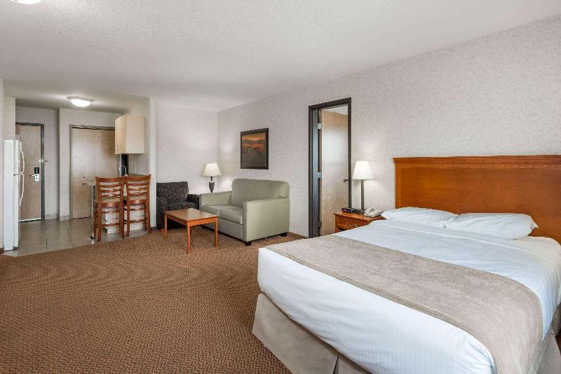 キングサイズベッドのスタンダードルーム, Super 8 By Wyndham Grande Prairie