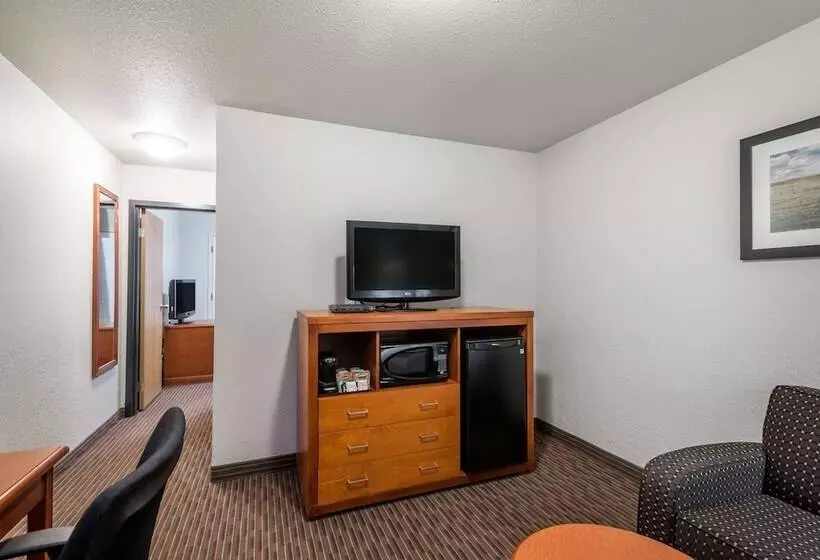 سوییت لوکس, Super 8 By Wyndham Grande Prairie