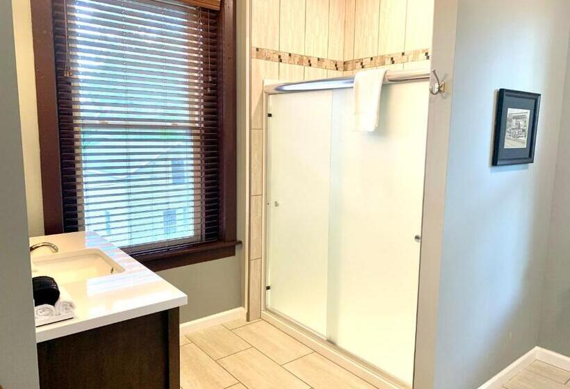 Executive Suite, Naples