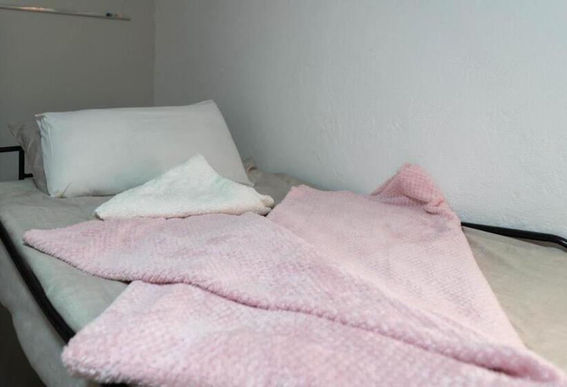 חדר משפחתי, Albrine Lodge