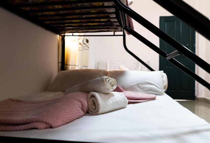 חדר משפחתי, Albrine Lodge