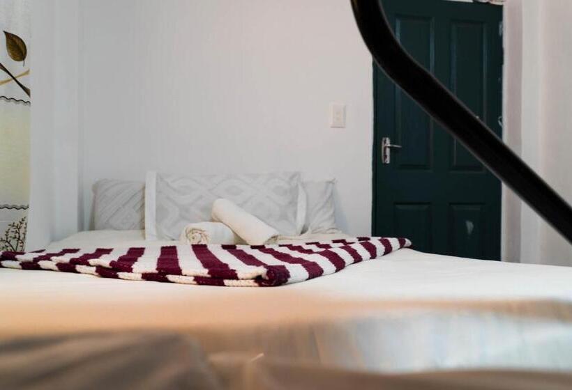 חדר משפחתי, Albrine Lodge