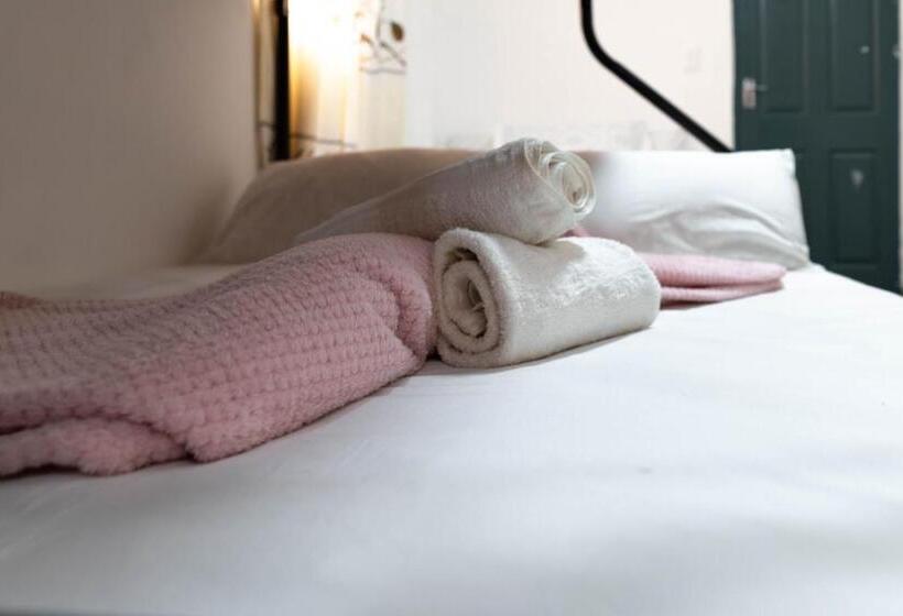 חדר משפחתי, Albrine Lodge