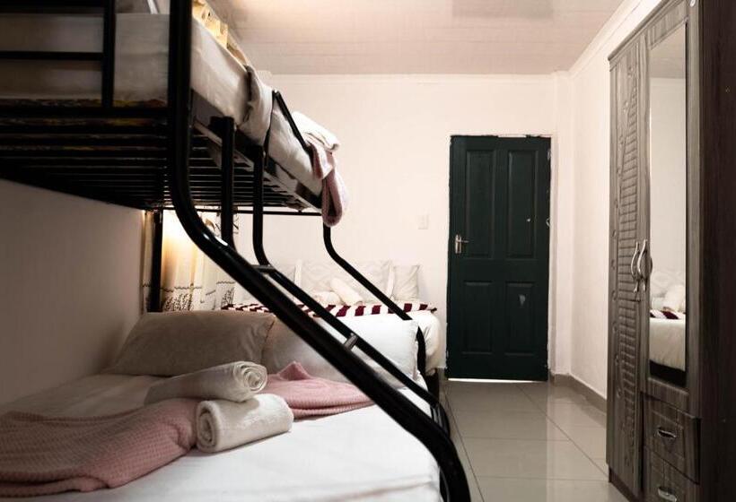 חדר משפחתי, Albrine Lodge