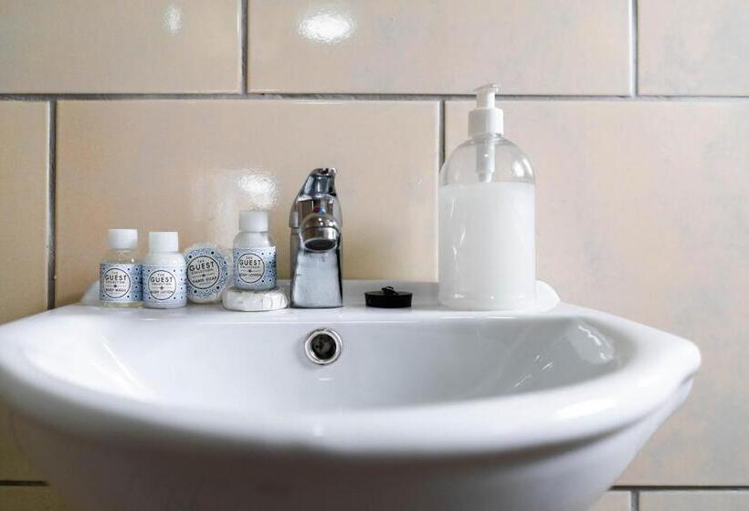 חדר משפחתי, Albrine Lodge