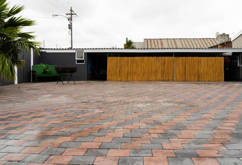 סטודיו דלוקס, Albrine Lodge