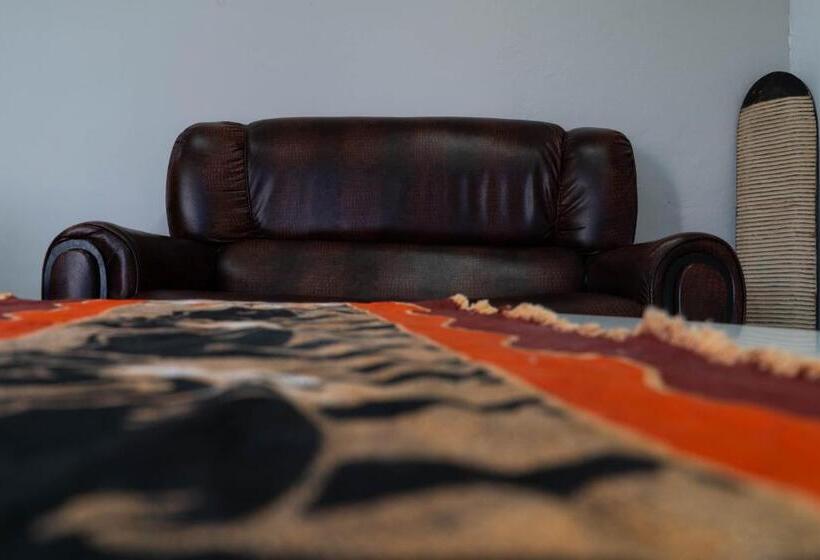 סטודיו דלוקס, Albrine Lodge