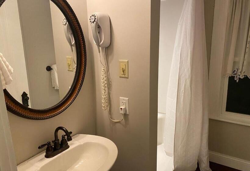 기본룸, Twin Lakes Creamery, Grill & Inn