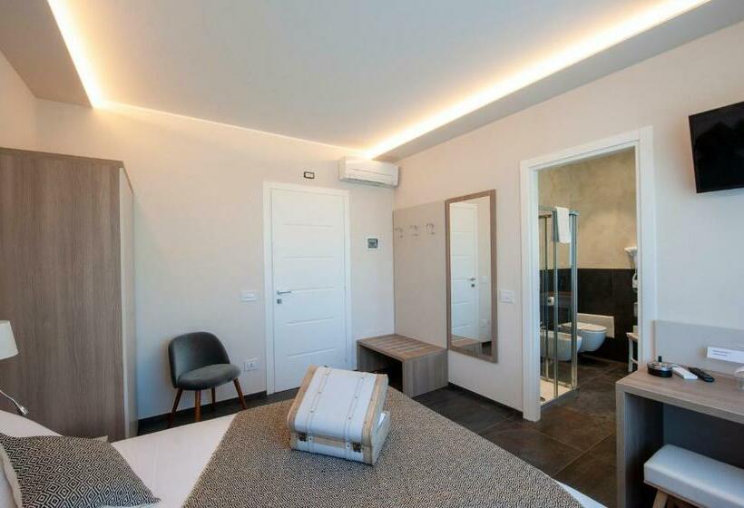 Номер Стандарт с Балконом, Brichett Deluxe Rooms
