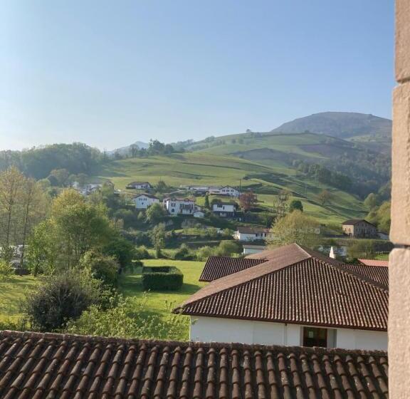 غرفة قياسية ثلاثية مطلة علي الحديقة, Maison Graciateguy