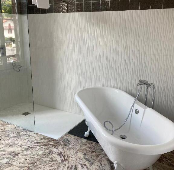 غرفة قياسية ثلاثية مطلة علي الحديقة, Maison Graciateguy