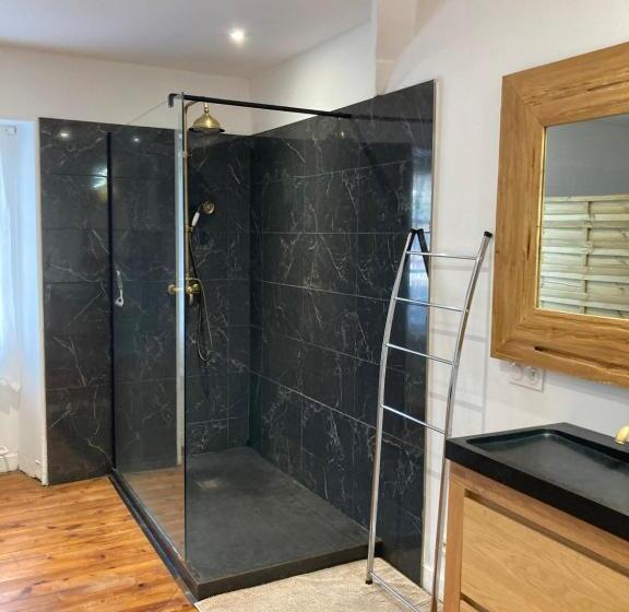 غرفة عائلية مطلّة علي الجبل, Maison Graciateguy