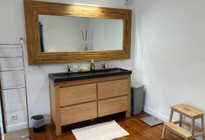 غرفة عائلية مطلّة علي الجبل, Maison Graciateguy