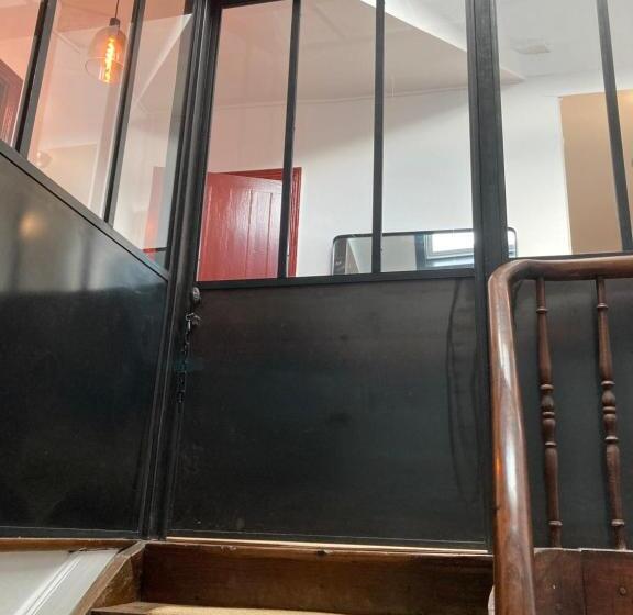 غرفة عائلية مطلّة علي الجبل, Maison Graciateguy